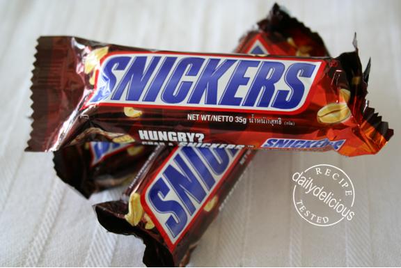 [Snickers+and+Peanut+butter+muffins_3.jpg]