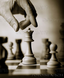 [homem-tocando-xadrez-close-up-~-73103851.jpg]
