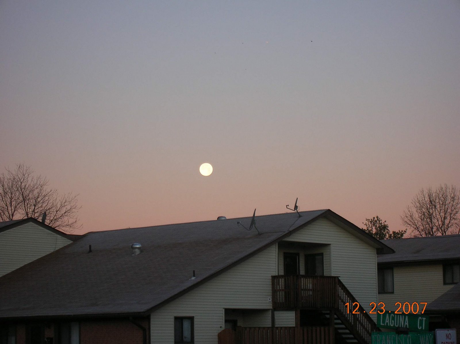 [Moon+at+7.30am+on+12-23-07.JPG]