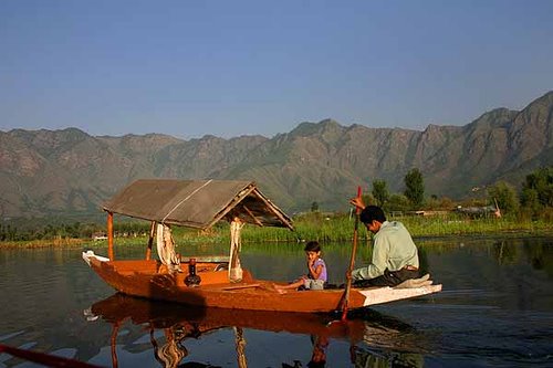 [20070103003304!Kashmir_Dal_lake_boat.jpg]