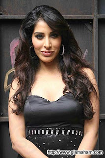 Sophie Choudry is back with her new album
