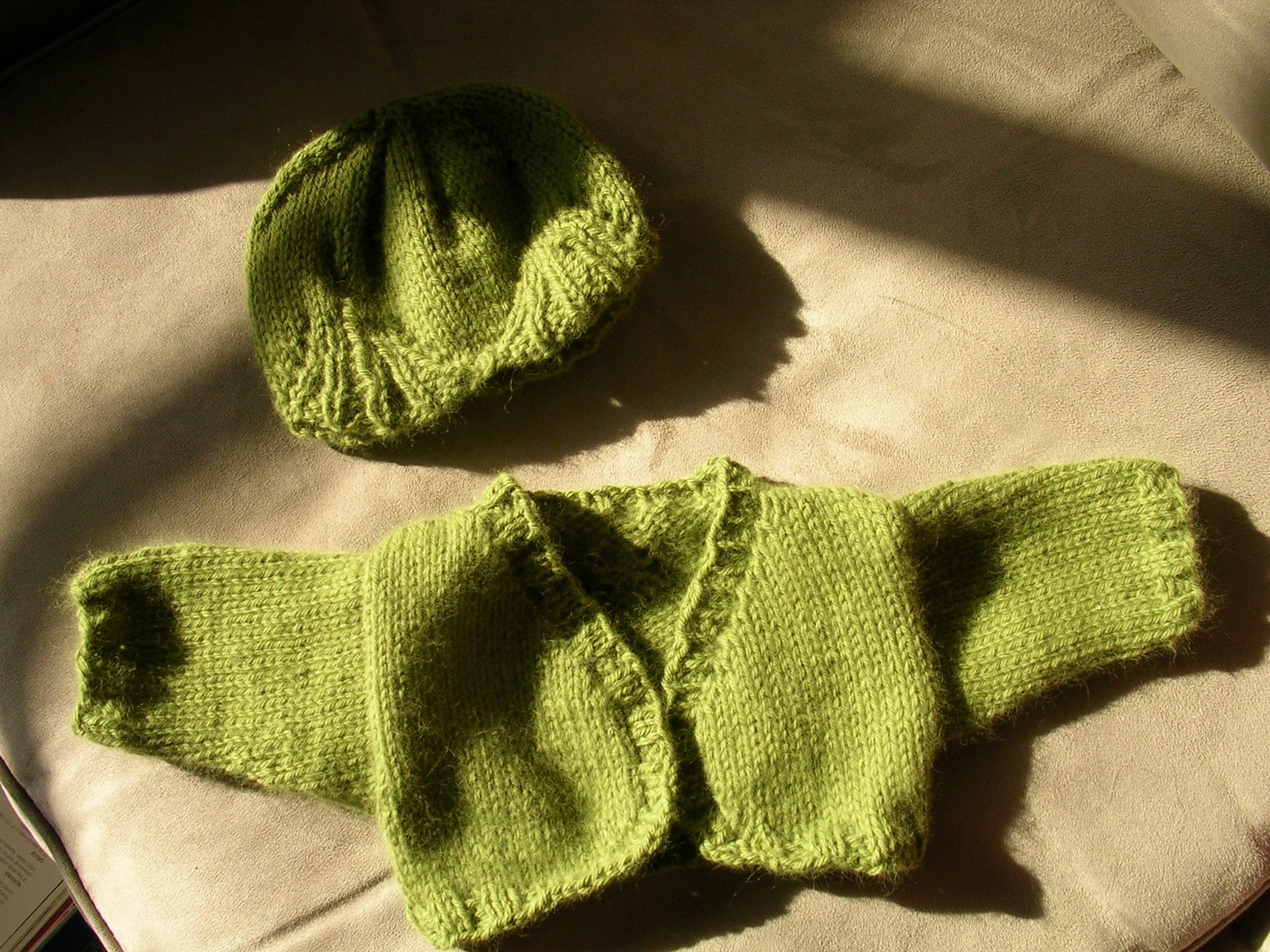 [2008+0119+1247-baby+sweater+and+hat.JPG]