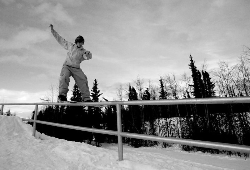 [800px-Frontside_boardslide_-_snowboarding.jpg]