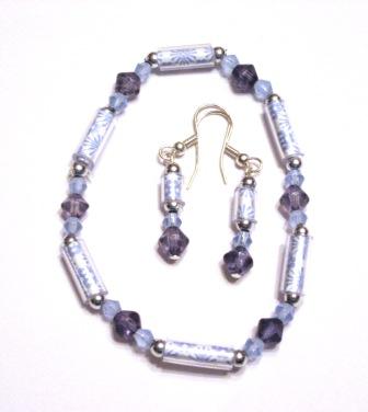 [blue+paper+bead+bracelet.jpg]