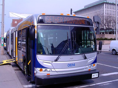 [new_hybrid_bus_in_service_02.jpg]