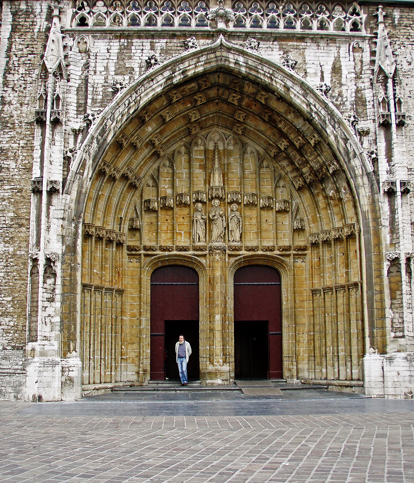 [Man_Outside_Cathedral_Gent.jpg]