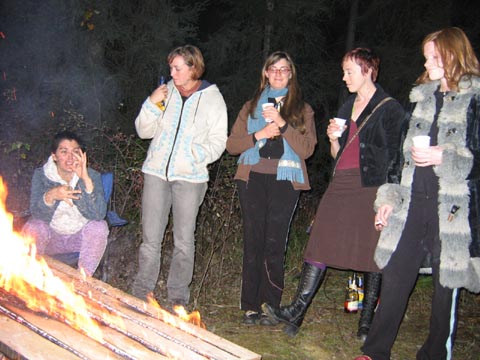 [Bonfire+with+the+girls.jpg]