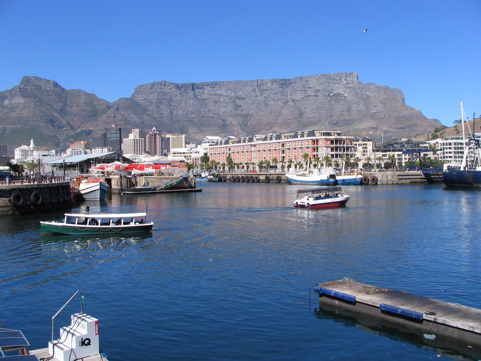 [011+Victoria+&+Alfred+Waterfront+in+Capetown.jpg]