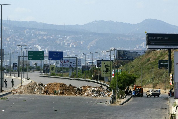 [Shiite+gunmen+guard+the+highway+leading+to+the+airport+May+10,+2008+in+Beirut.jpg]