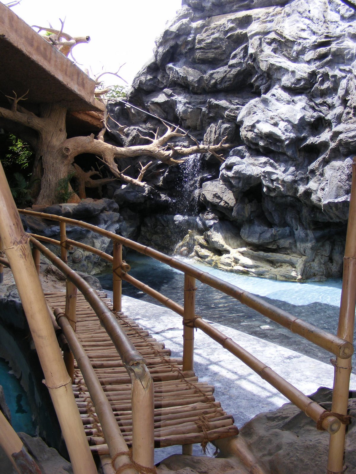[Guhantara+Resort+Pool+&+waterfall.jpg]