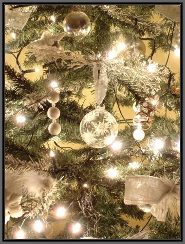 [white-christmas-tree-decorations.jpg]