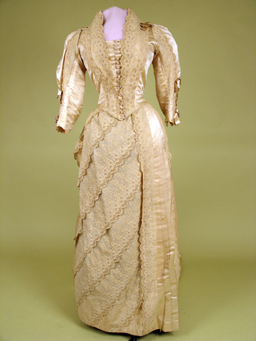 [Cream+Silk+&+Lace+Wedding+Gown+1886.jpg]