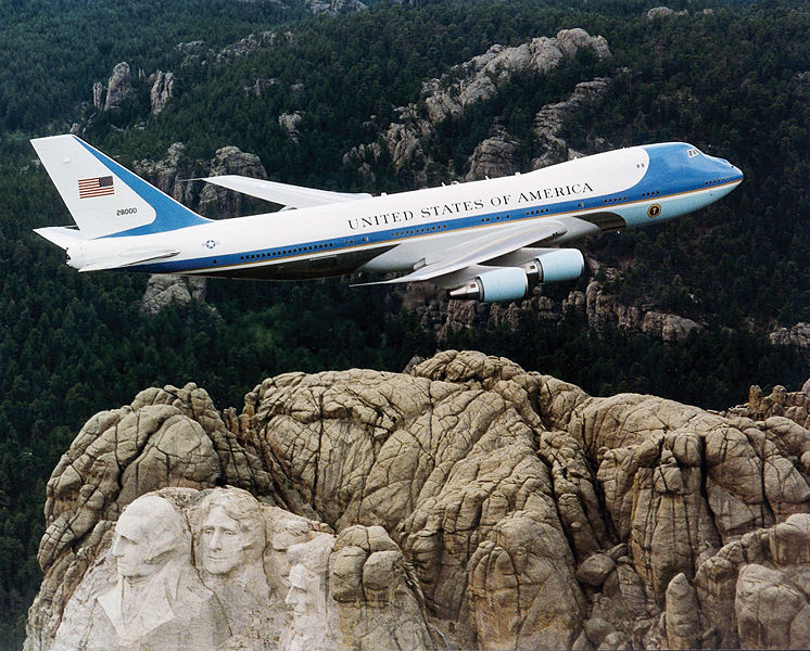 [746px-Air_Force_One_over_Mt._Rushmore.jpg]
