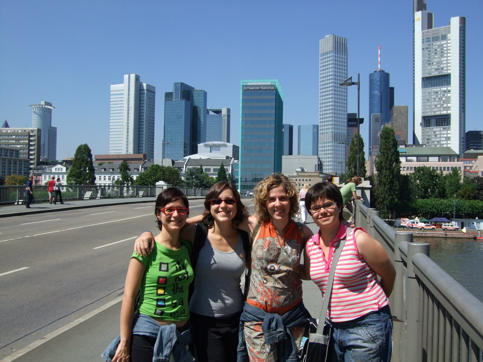 Mireia, Alea, Núria i Marta amb l’Skyline de Frankfurt