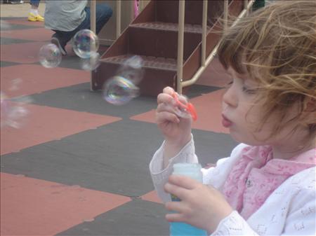 [madison+and+bubbles.jpg]