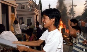 [Burning+of+Thai+embassy+02+-+AFP.jpg]