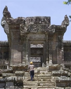 [cambodia_temple_dispute_hs1021.jpg]
