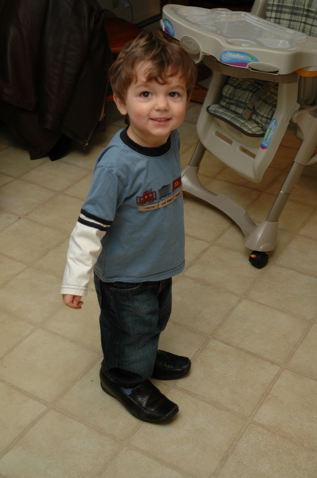 [drew+in+mommys+shoes.jpg]