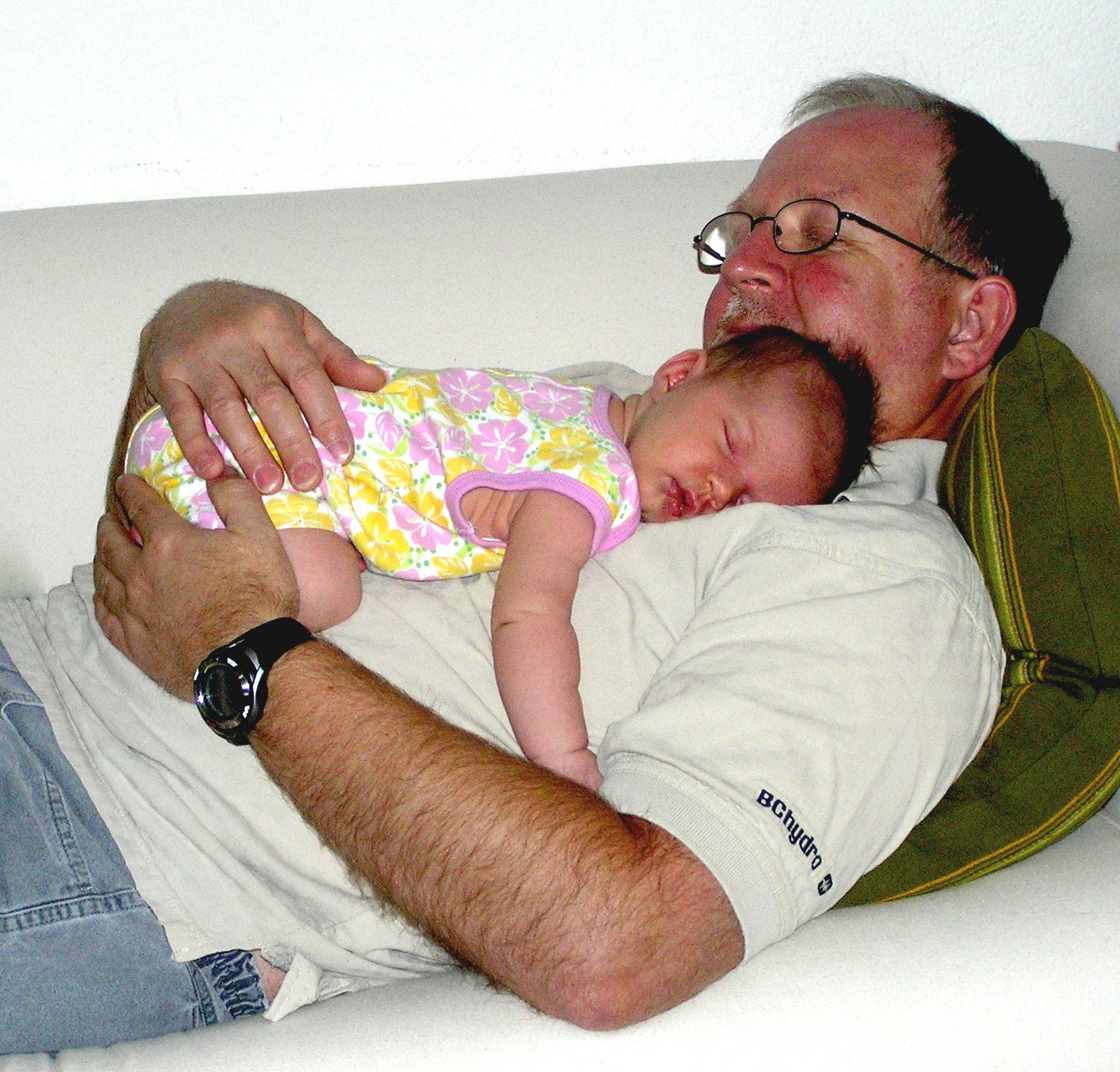 [dad+and+maggie+nap+on.jpg]