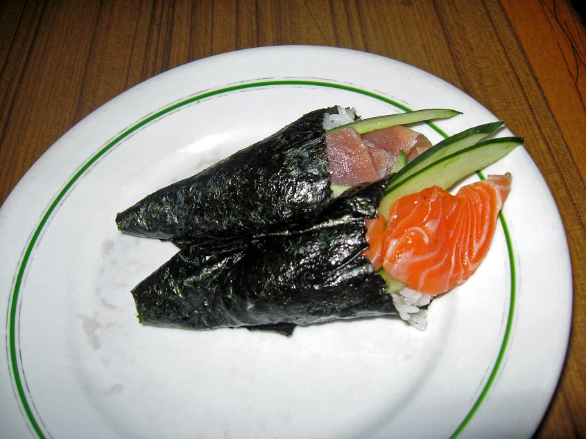 [cucumber+salmon+temaki.JPG]
