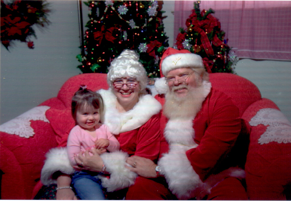 [Cady+with+Santa+and+Mrs.+Claus+2007+2.jpg]