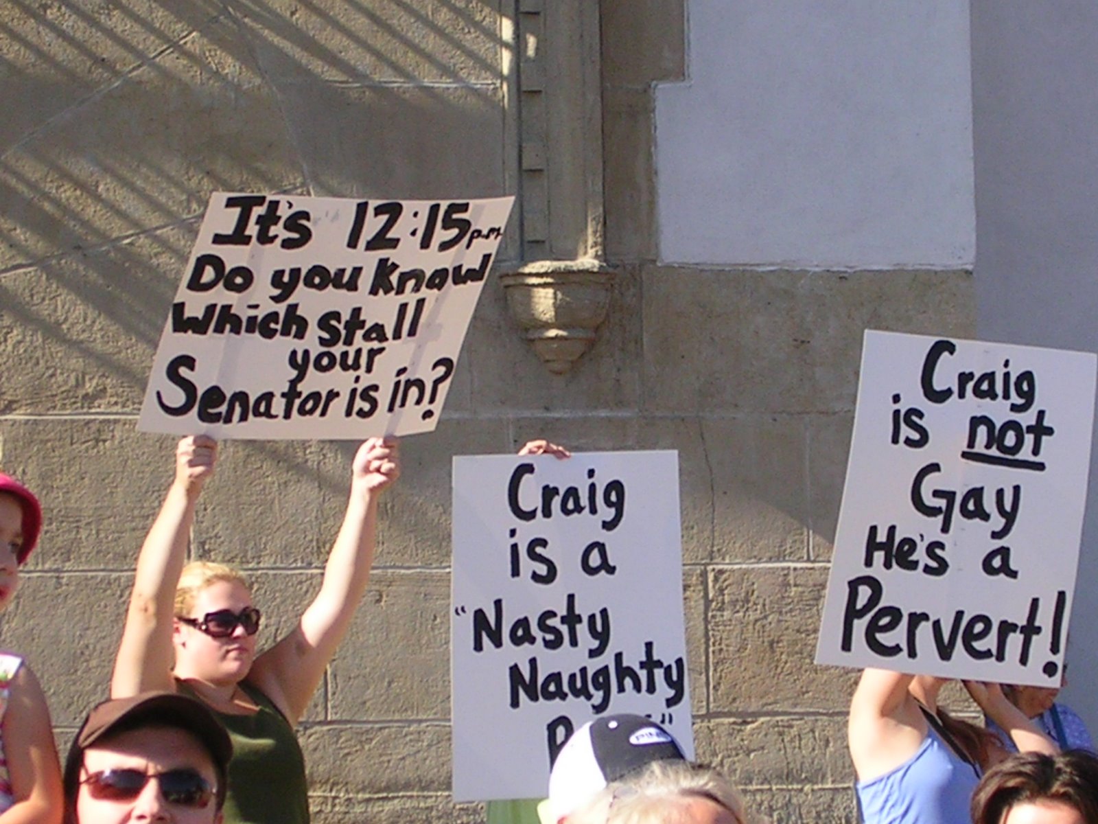 [Protest+Potty+Politician+,+Craig+Resigns+-9-1-07-Nicky+B-.JPG]