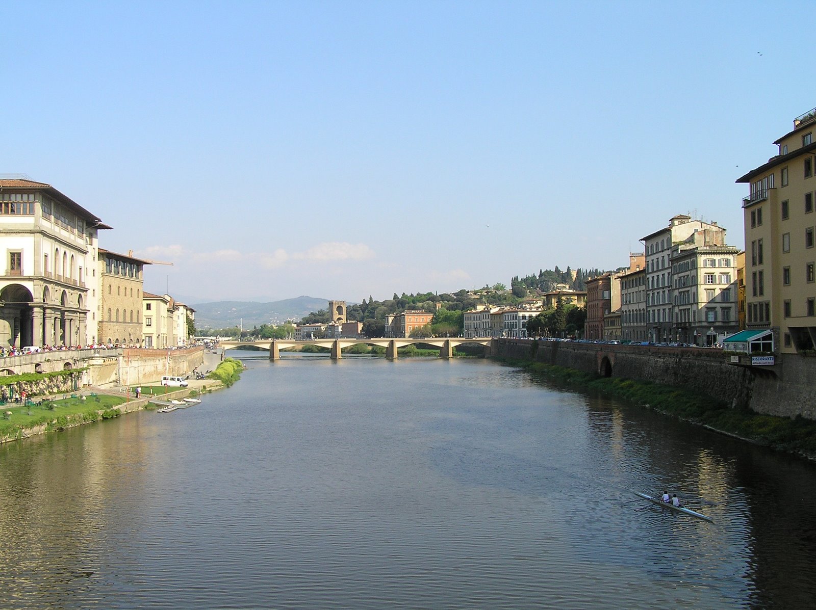 [Ponte+Vecchio+river+view+with+scullers+II.JPG]