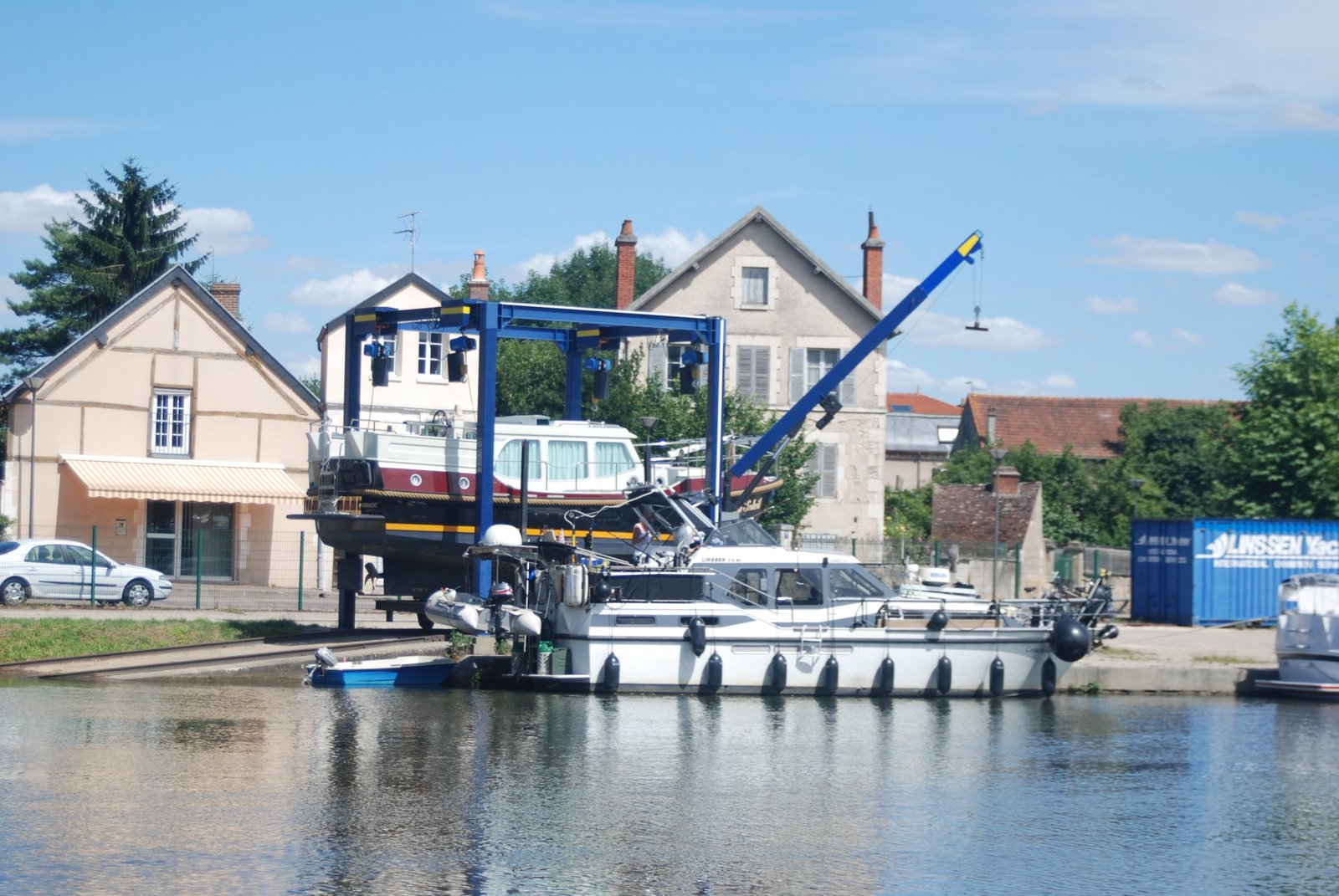 [Auxerre+boat+lift.jpg]