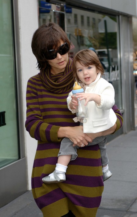 [katie_holmes_and_her_daughter_suri_out_for_a_walk_in_new_york_city-07_122_1193lo.jpg]