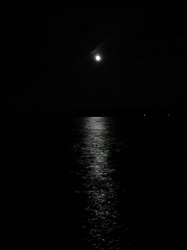 [Moon+on+water.jpg]
