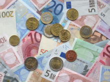 [220px-Euro_coins_and_banknotes.jpg]