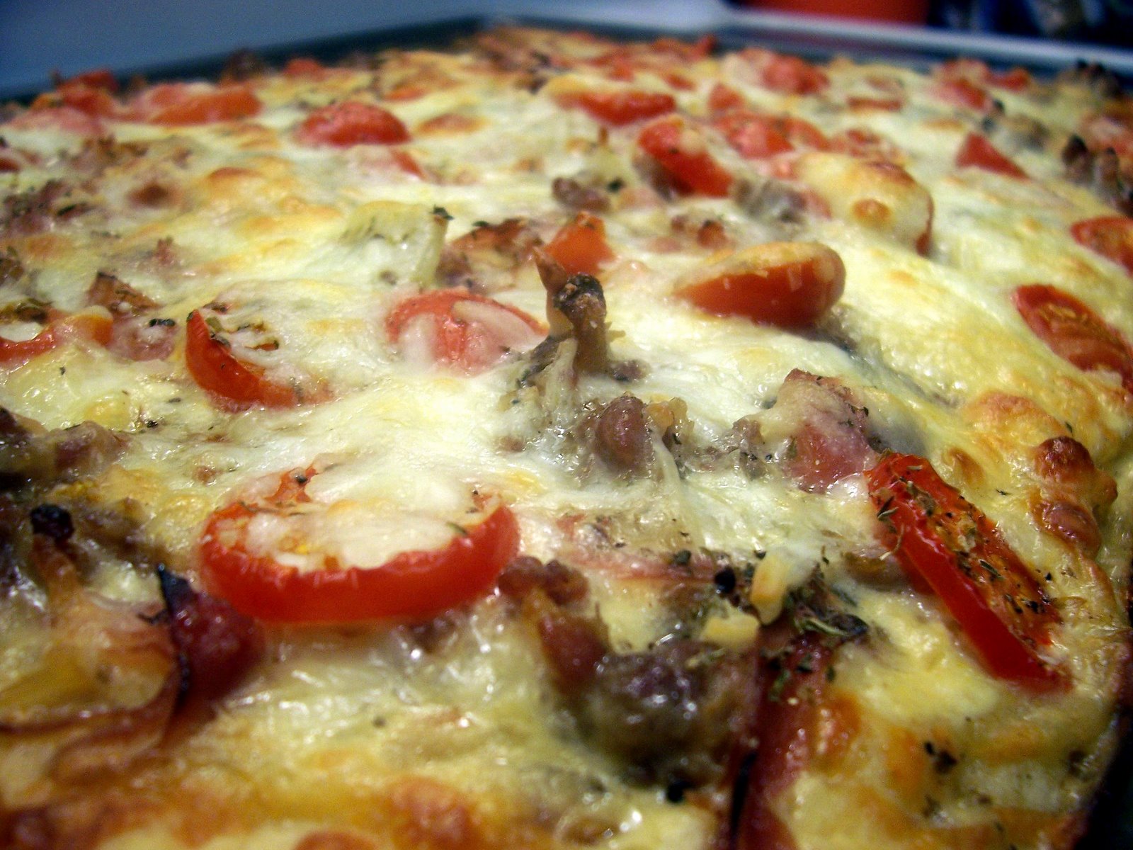[Tomato+Sausage+Pizza-1.jpg]