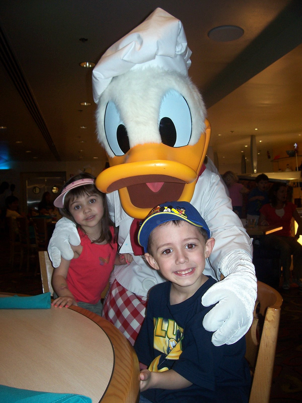 [Kids+with+Donald+Duck1.jpg]