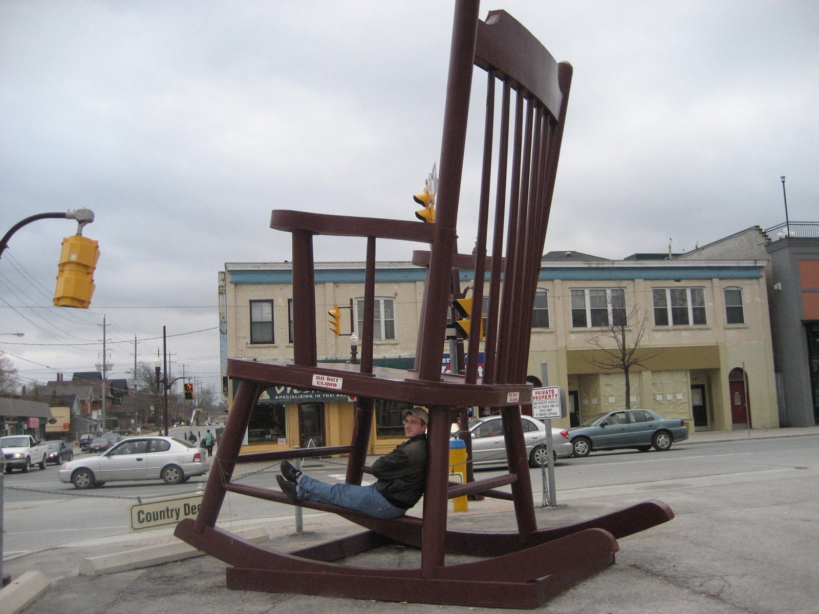 [April+2007+227+Big+Ol+Chair.jpg]