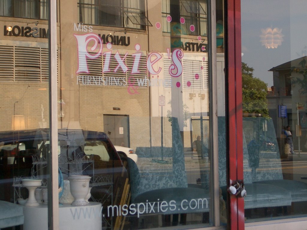[Miss+Pixie+Window.JPG]