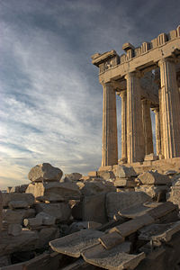 [200px-Parthenon_from_south.jpg]