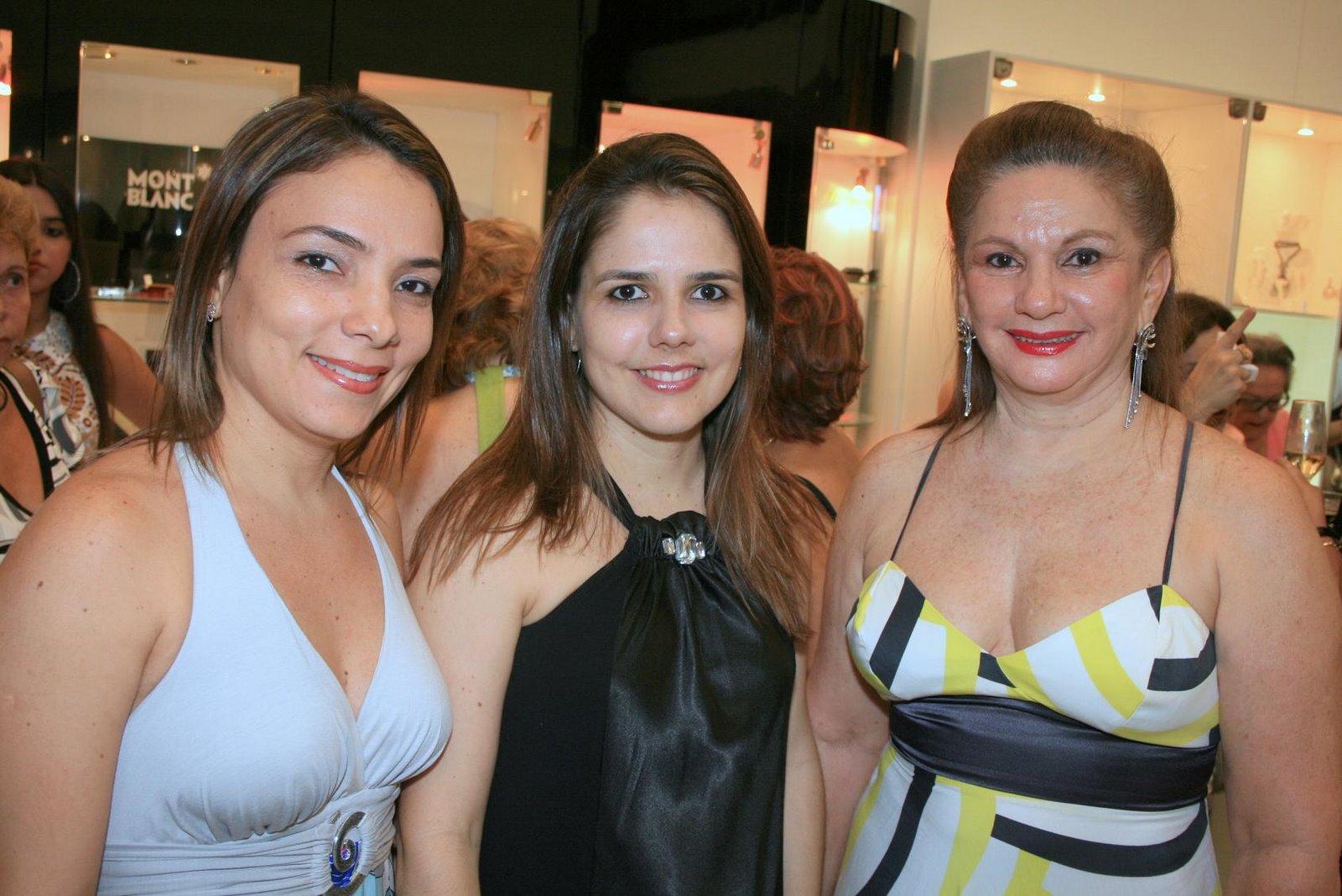 [Andrea+Gesteira+Danielle+e+Clébia+Barbosa.JPG]