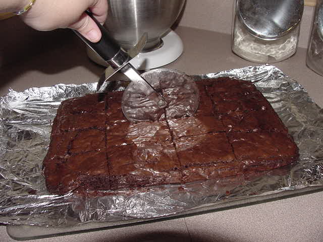 [cutting+brownies.JPG]