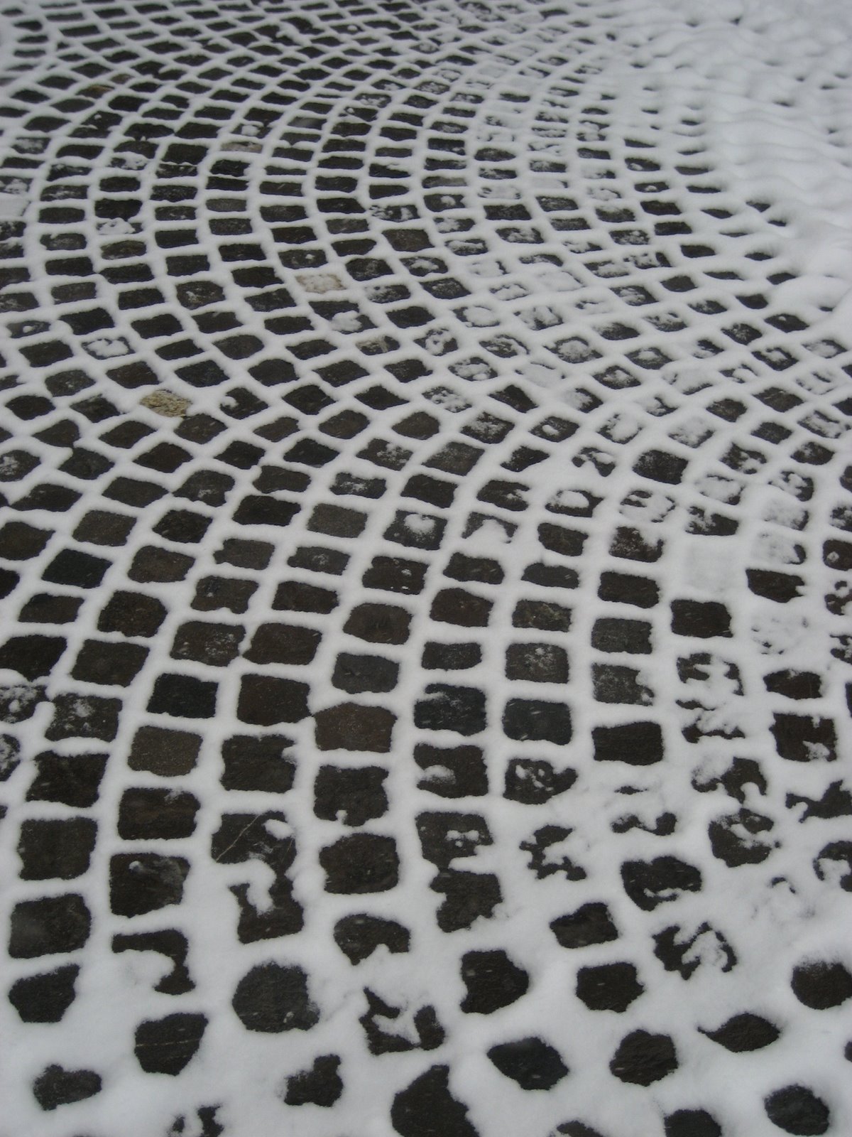 [Snow+on+cobblestones.jpg]