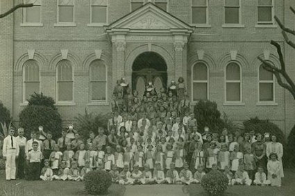 [1937+-+St.+Anthony+Catholic+School+Grades+1+-+8+(210+W.+Huisache).jpg]