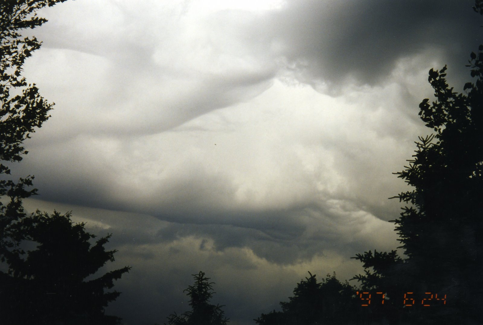 [Clouds+++June+24,+1997+++596_1.bmp]