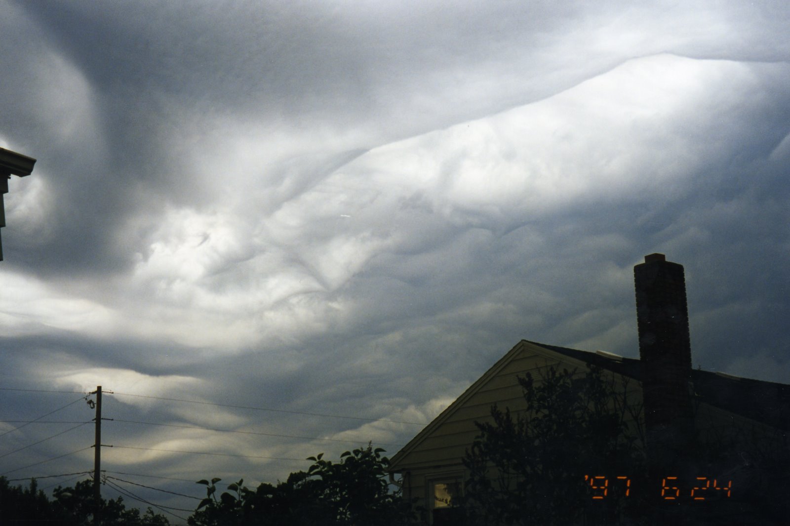 [Clouds+++June+24,+1997+++595_1.bmp]