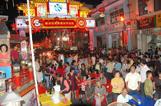 ถนน Jonker walk จัดงานฉลองเทศกาลตรุษจีน เวลาประมาณ 2 ทุ่ม มีผู้คนมาเที่ยวงานคับคั่ง