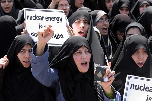 [bbc_2007_mujeres+de+iran+protestan+por+energia+nuclear.jpg]