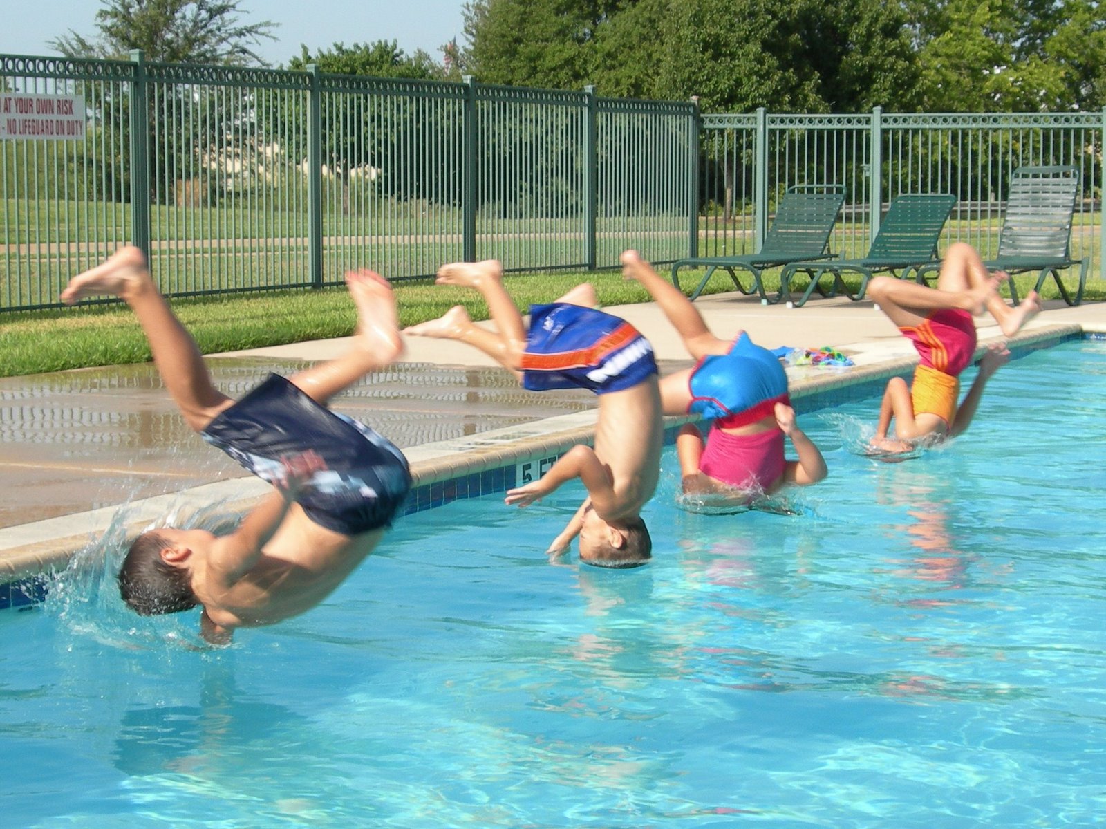 [Kids+landing+in+pool+synch+CROPPED.jpg]