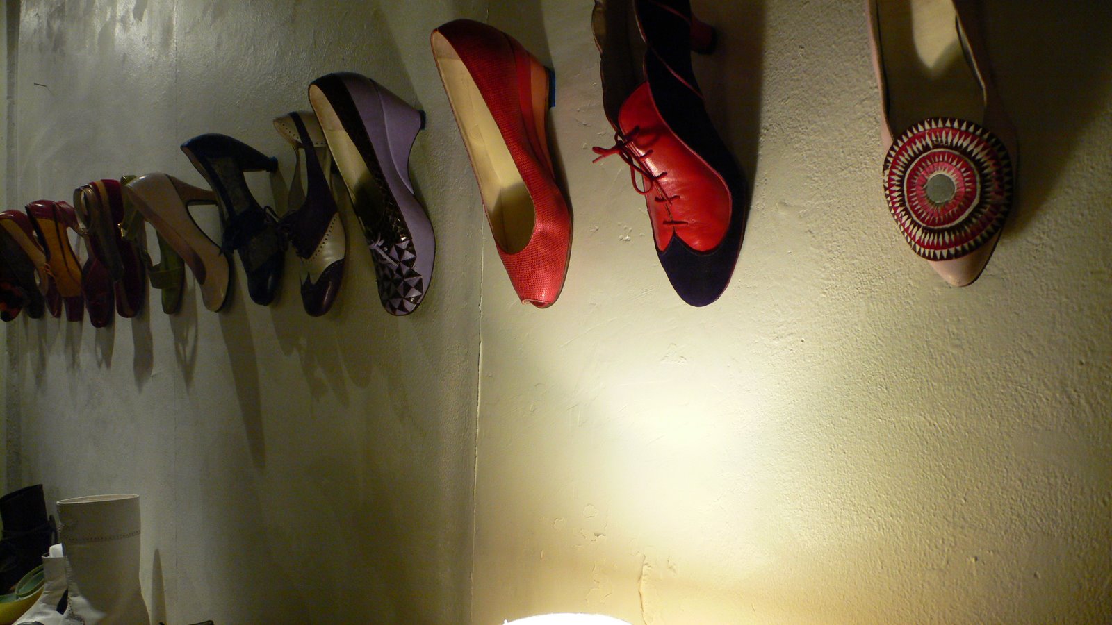 [Shoes+mur#1.JPG]