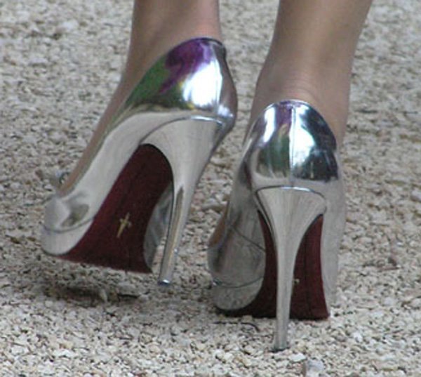 [silver+heels+x+blog.jpg]