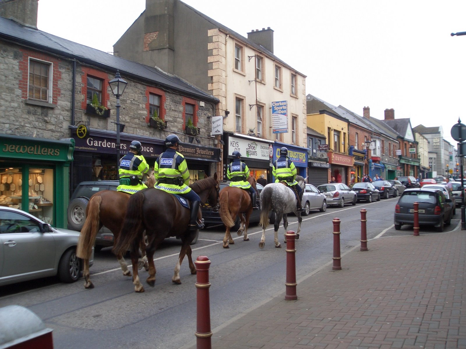 [Mounted+Police+in+Navan.JPG]
