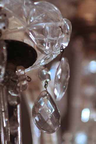 [LuckyOliver-90561-blog-crystal-chandelier.jpg]