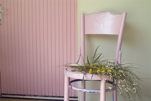 [LuckyOliver-4861359-blog-old_pink_chair_and_flowers.jpg]